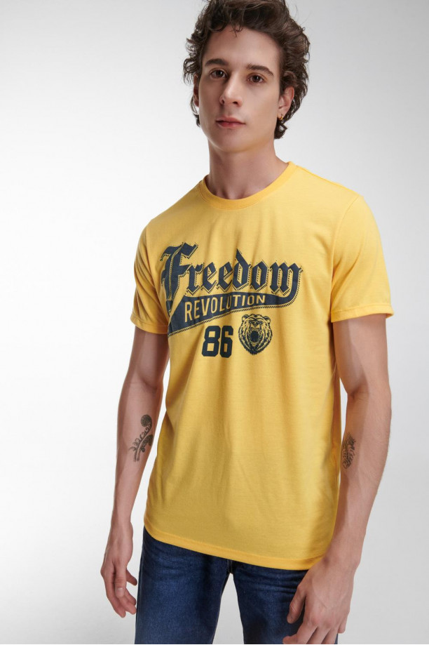Camiseta básica manga corta estampada.
