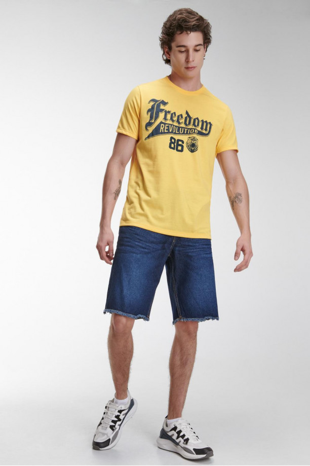 Camiseta básica manga corta estampada.