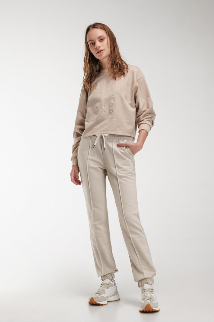 Pantalon jogger, unicolor, con bolsillos en costado