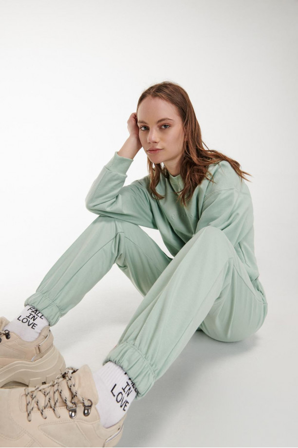 Pantalon jogger, unicolor, con bolsillos en costado