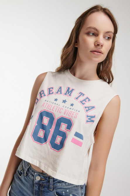 Camiseta sin mangas, cuello redondo y estampado en frente.