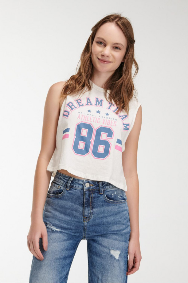 Camiseta sin mangas, cuello redondo y estampado en frente.