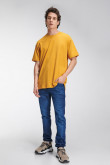 Camiseta básica para hombre manga corta, unicolor, con doble doblez en mangas y abertura lateral dispareja.