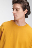 Camiseta básica para hombre manga corta, unicolor, con doble doblez en mangas y abertura lateral dispareja.