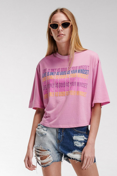 Camiseta cuello redondo, manga corta con estampado.