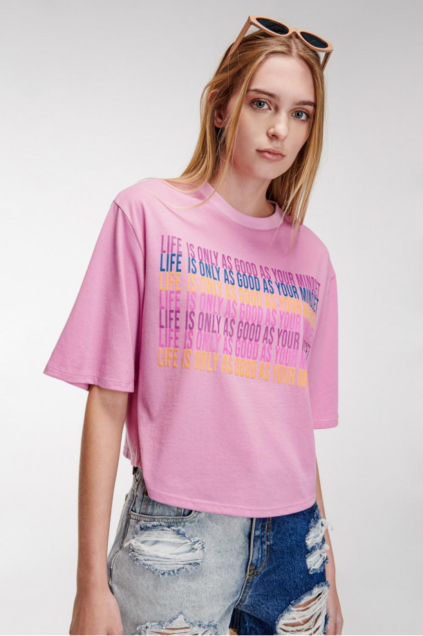 Camiseta cuello redondo, manga corta con estampado.
