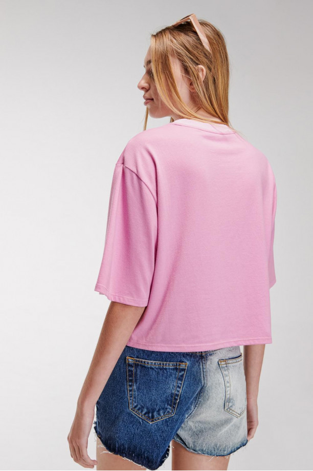 Camiseta cuello redondo, manga corta con estampado.