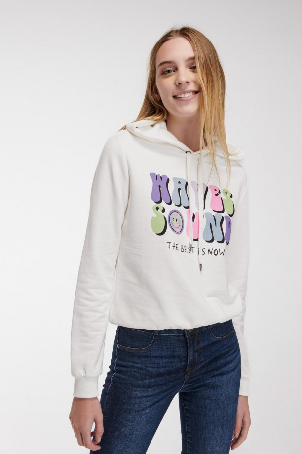 Buzo con capota estampado.