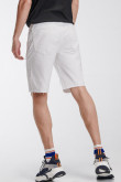 Bermuda Slim de jean blanca, tiro bajo con rotos