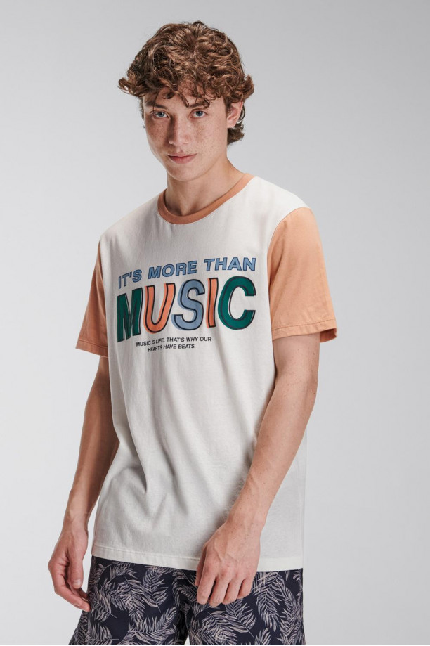 Camiseta básica manga corta estampada.