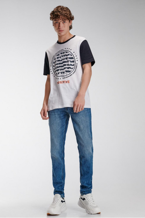 Camiseta básica manga corta estampada.