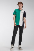Camiseta manga corta con cortes, estampado minimalista en frente.