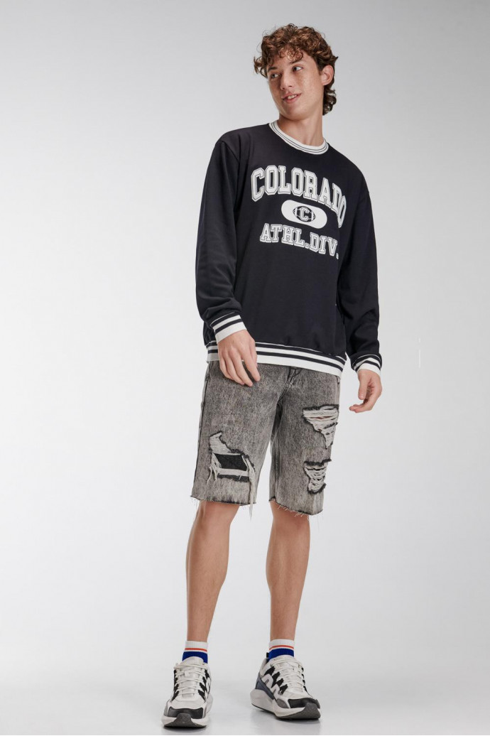 Buzo masculino, con estampado en frente.