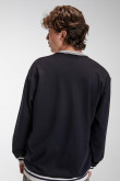 Buzo masculino, con estampado en frente.
