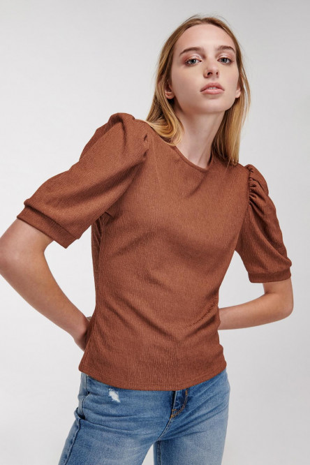 Camiseta manga corta con recogido en puños y hombros.