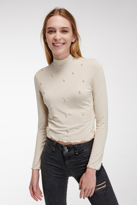 Camiseta unicolor, manga larga con cuello redondo.