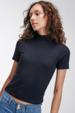 Camiseta manga corta con cuello alto.