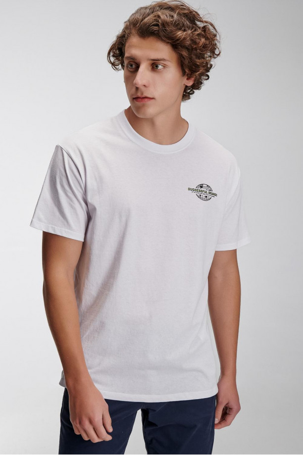 Camiseta manga corta con estampado.