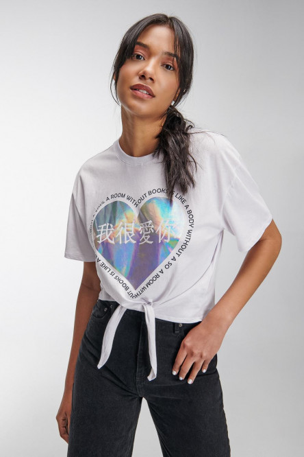 Camiseta manga corta estampada con anudado.