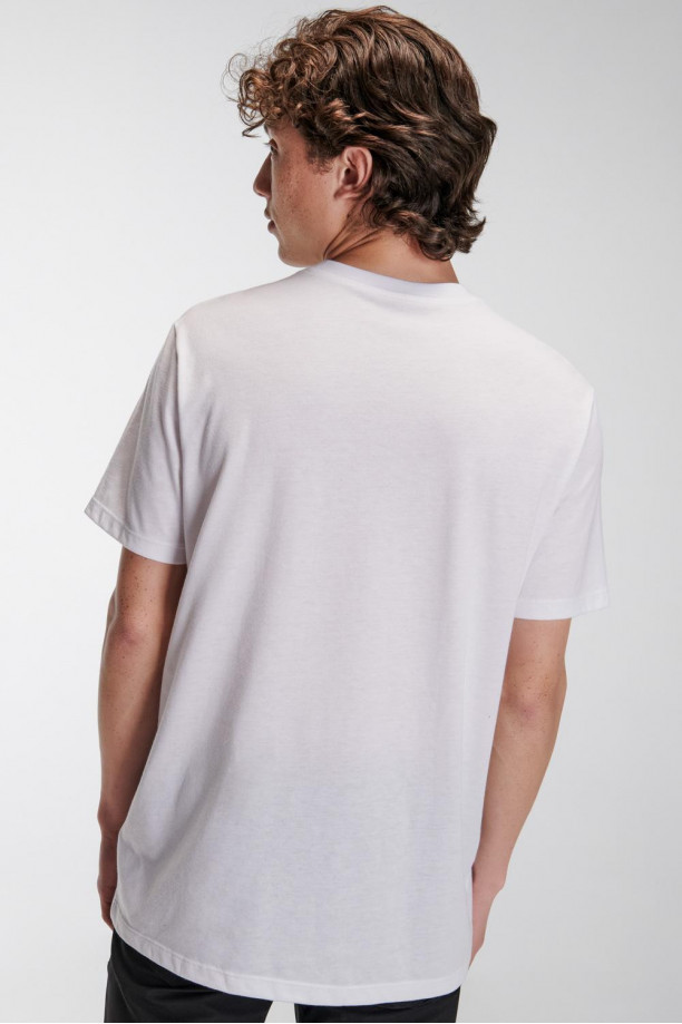 Camiseta básica manga corta estampada.
