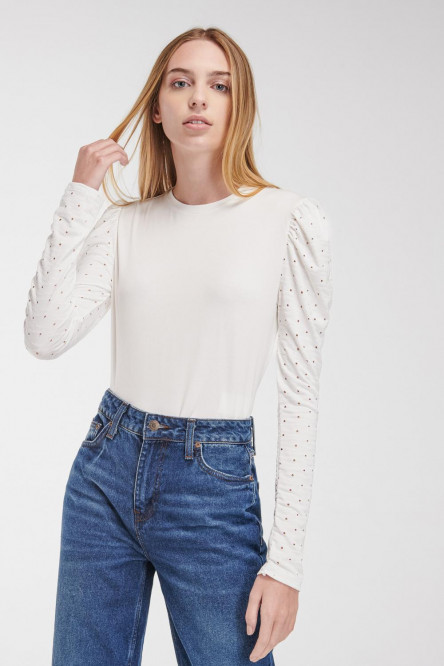 Camiseta unicolor, manga larga con cuello redondo.