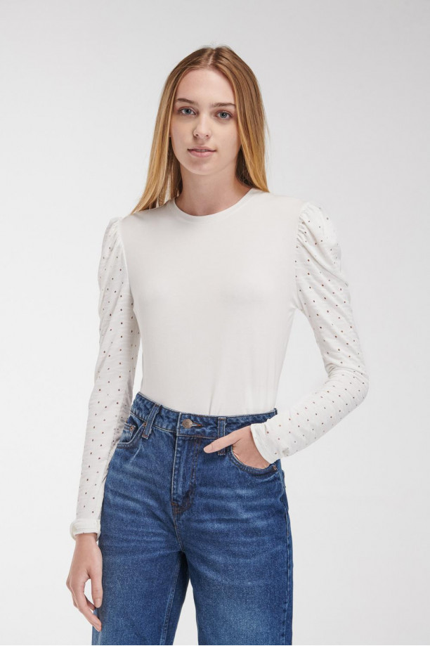 Camiseta unicolor, manga larga con cuello redondo.