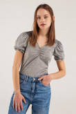 Camiseta manga corta con recogido en puños y hombros.