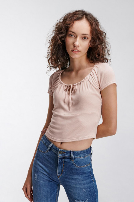 Camiseta manga corta con escote en frente