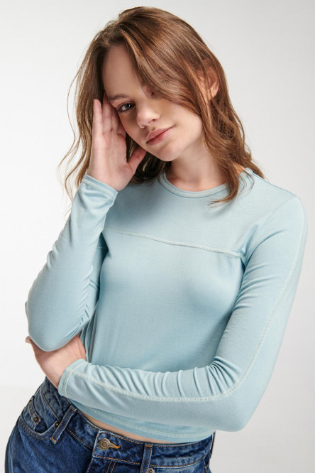 Camiseta unicolor, manga larga con cuello redondo.