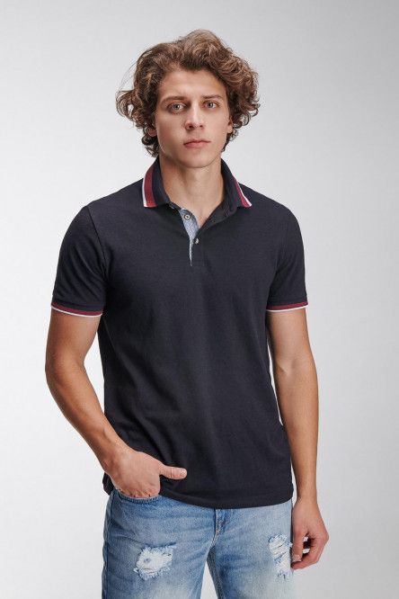 Camiseta Polo unicolor, puños y cuello tejidos.