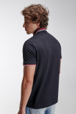 Camiseta Polo unicolor, puños y cuello tejidos.