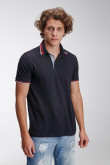 Camiseta Polo unicolor, puños y cuello tejidos.