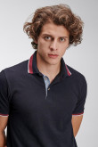 Camiseta Polo unicolor, puños y cuello tejidos.