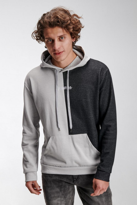 Buzo fit con capota, con estampado en frente.