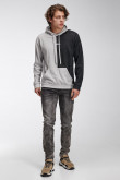 Buzo fit con capota, con estampado en frente.