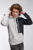 Buzo fit con capota, con estampado en frente.