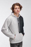 Buzo fit con capota, con estampado en frente.