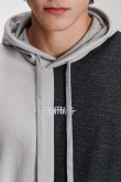 Buzo fit con capota, con estampado en frente.
