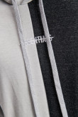Buzo fit con capota, con estampado en frente.