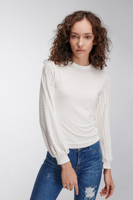 Camiseta unicolor, manga larga con cuello redondo.