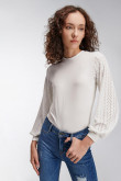 Camiseta unicolor, manga larga con cuello redondo.