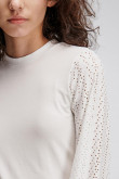 Camiseta unicolor, manga larga con cuello redondo.