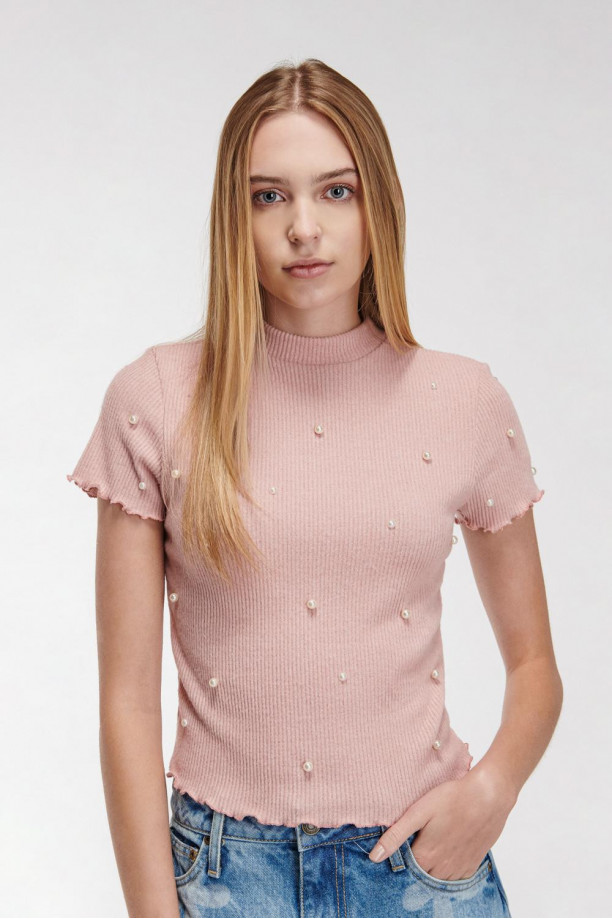 Camiseta manga corta, con perlas.