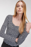 Camiseta estampada, manga larga con cuello redondo.