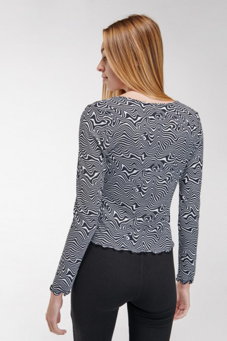 Camiseta estampada, manga larga con cuello redondo.