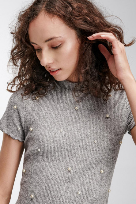 Camiseta manga corta, con perlas.