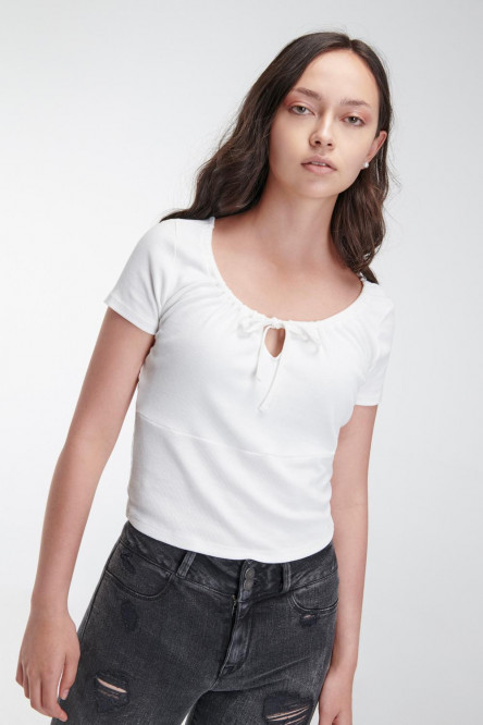Camiseta manga corta con escote en frente