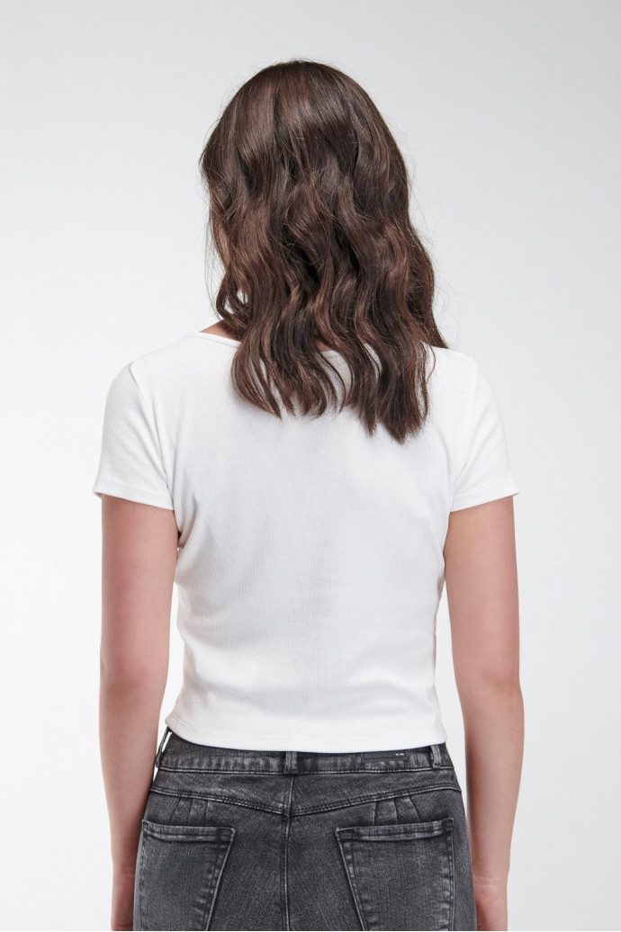 Camiseta manga corta con escote en frente