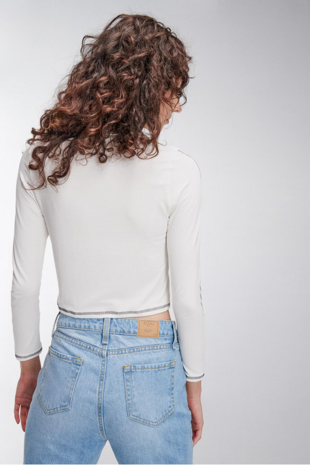 Camiseta unicolor, manga larga con cuello redondo.