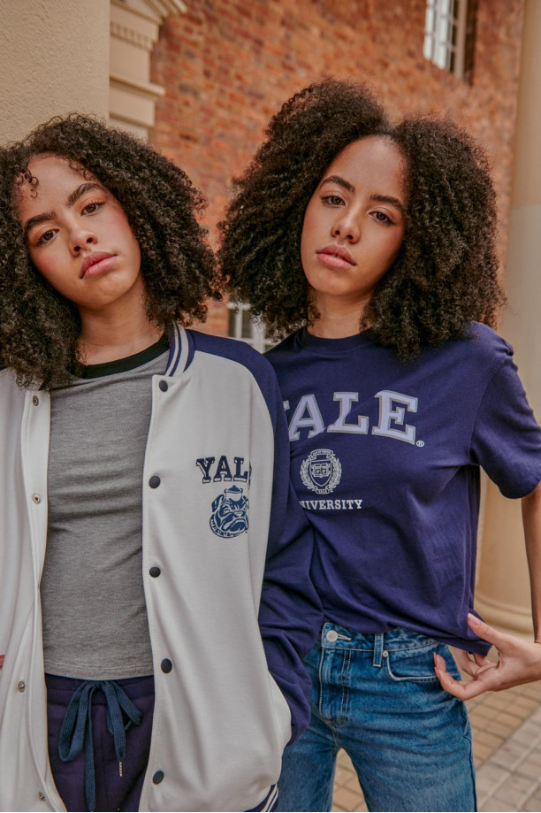 Camiseta corta, con estampado en frente, de Yale